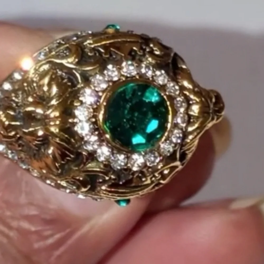 Elegant Golden Lion and Green Gemstone Mens Ring Sz 10